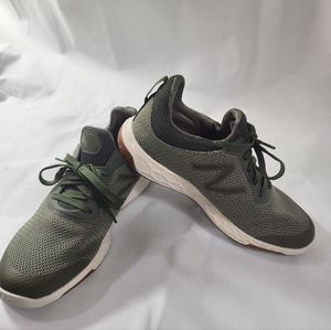 New Balance athletic tennis shoes size 8.5 green